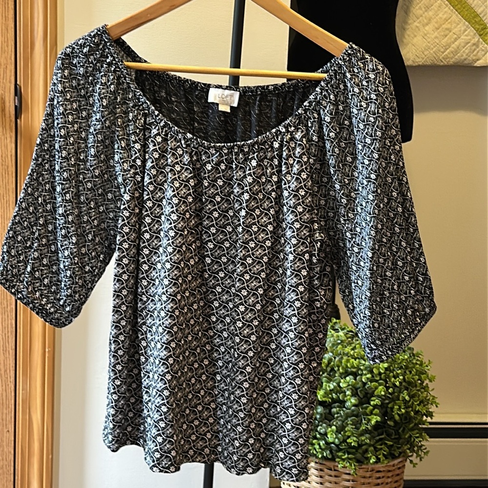 LOFT Black and White Patterned Short Sleeve Blouse size medium